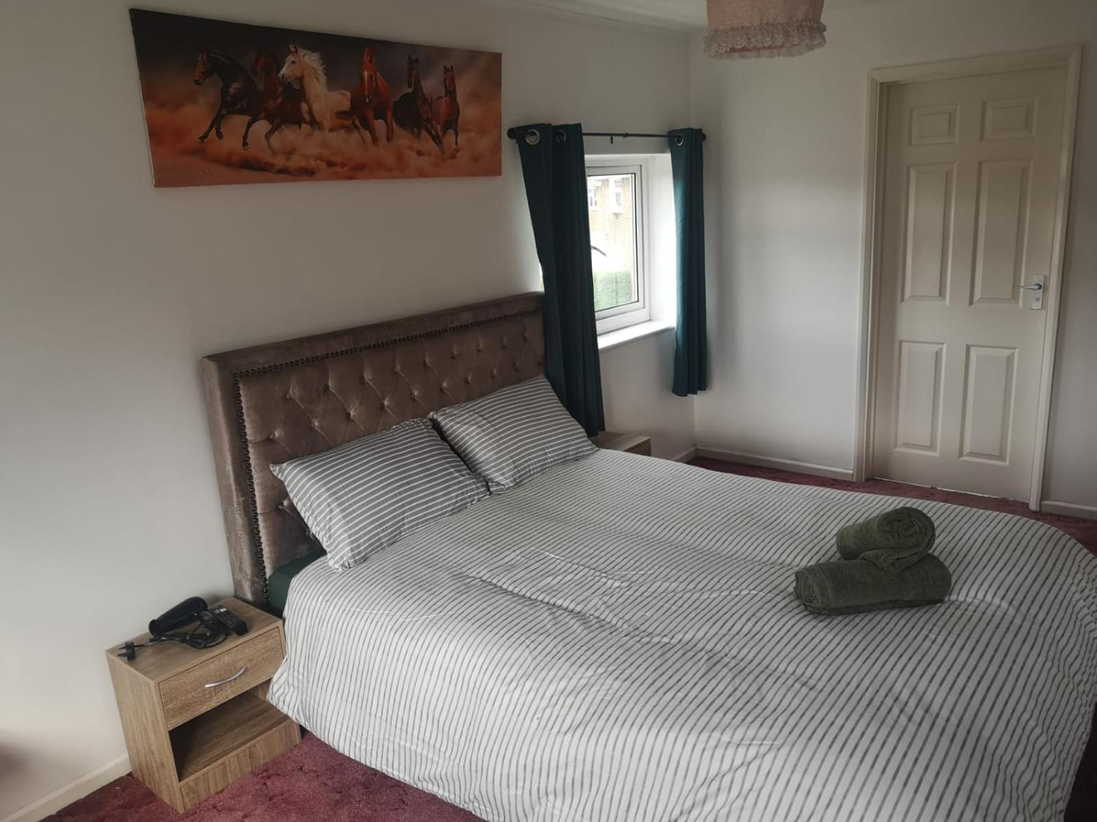 Mossbank House Luton Airport Hotell Exteriör bild